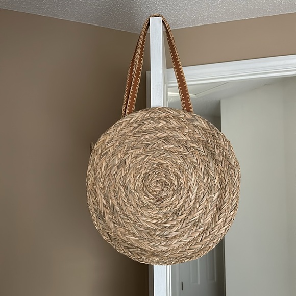 Large handheld straw tote bag (adorable for summer and the beach!!) - Picture 7 of 9